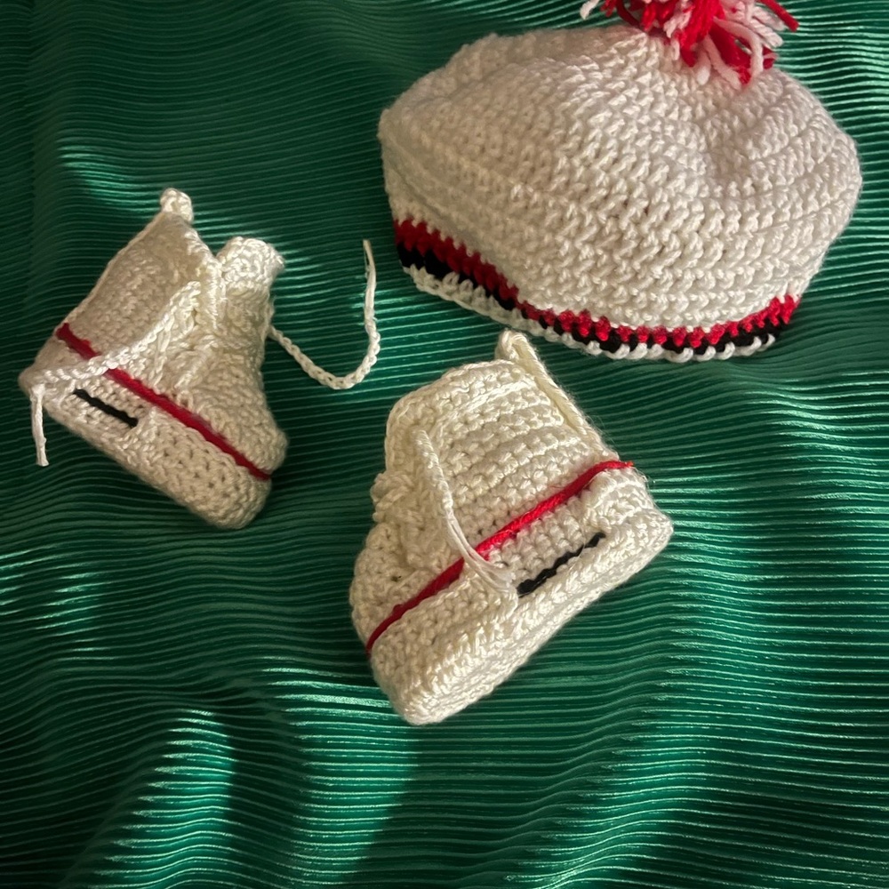 Newborn sneaker white & red trimmed with hat